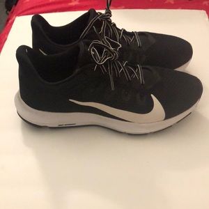 Nike quest running shoes